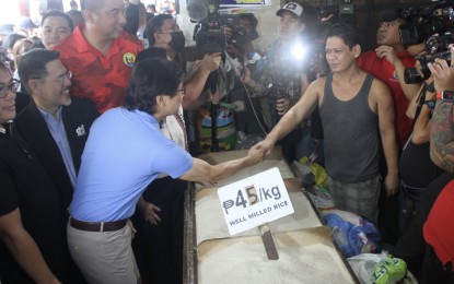 <p><strong>PRICE CEILING.</strong> DILG Secretary Benjamin Abalos Jr. leads the inspection of rice stalls at the Nepa Q-Mart in Quezon City on Tuesday (Sept. 5, 2023). Abalos called on rice retailers and dealers to comply with the rice price ceiling to help ease consumers' burden. <em>(PNA photo by Robert Alfiler)</em></p>