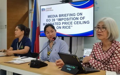 <p><br /><strong>RICE PRICE CAP.</strong> Officials of the Department of Trade and Industry and the Department of Agriculture in Negros Oriental on Tuesday (Sept. 5, 2023) assure during a press briefing in Dumaguete City that they will constantly monitor rice retailers to ensure that the price cap is followed. Rice retailers selling regular and well-milled rice are being profiled for government subsidy.<em> (PNA photo by Judy Flores Partlow)</em></p>