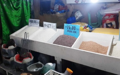 <p><strong>PRICE CEILING</strong>. Rice varieties sold at the Iloilo Central Market on Tuesday (Sept. 5, 2023). The Department of Trade and Industry started the monitoring and profiling of rice retailers from big supermarkets to small stores in Western Visayas to determine those affected by the price ceiling. <em>(PNA photo by Jenel Baclay)</em></p>