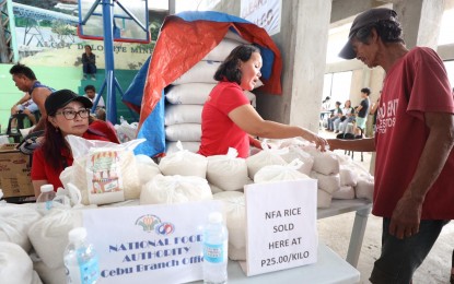 <p><strong>KADIWA IN CEBU</strong>. A buyer of the "Kadiwa ng Pangulo" rice pays PHP25 per kilo during the caravan of services of the Cebu provincial government in Alcoy town, south of Cebu province, in this undated photo. DSWD-7 chief Shalaine Marie Lucero said local entrepreneurs who joined the caravan of services have received livelihood assistance grants from the government. <em>(Photo courtesy of Cebu Capitol PIO)</em></p>