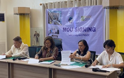 <p><strong>PARTNERSHIP</strong>. Officials of the local government of Tabaco City in Albay province and the Philippine NGO Council on Population, Health and Welfare Inc. have partnered to enhance the capacity of the city government in formulating and updating communication plans, programs and strategies in health services. A memorandum of understanding was signed at Tabaco City Hall on Tuesday (Sept. 5, 2023) to upgrade capacity in drafting and implementing universal health care plans and services. <em>(PNA photo by Connie Calipay)</em></p>