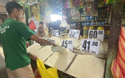 <p><strong>COMPLIANCE CHECK</strong>. A vendor at the Albay Public Market in Legazpi City shows their prices of regular and well-milled rice on Wednesday (Sept. 6, 2023). The Department of Trade and Industry, Albay Provincial Police Office and other concerned agencies are conducting inspections and monitoring the compliance of rice retailers in the province with the price ceilings. <em>(PNA photo by Connie Calipay)</em></p>