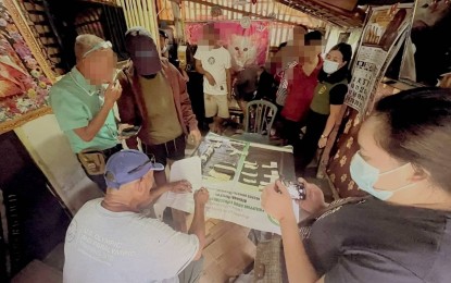 <p><strong>DRUG DEN.</strong> Law enforcement authorities document the suspected shabu, valued at PHP100,000, confiscated from five individuals during a joint police and Philippine Drug Enforcement Agency operation at an alleged drug den in Amlan, Negros Oriental on Wednesday (Sept. 6, 2023). Authorities have filed complaints against the five for multiple violations of the Comprehensive Dangerous Drugs Act. <em>(Photo courtesy of the Negros Oriental Police Provincial Office)</em></p>