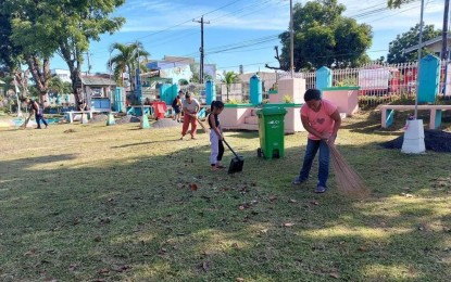 <p><strong>CLEANLINESS</strong>. Parents clean the premises of Tibiao Central School in Tibiao, Antique during the Brigada Eskwela on Aug. 19, 2023. Antique IPHO information officer Irene Duldoco said in an interview on Thursday (Sept. 7, 2023) that the province recorded a tremendous decline in dengue cases in January to Aug. 26, 2023. (<em>PNA photo courtesy of DepEd Antique</em>)</p>