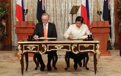 <p><strong>STRENGTHENED TIES.</strong> President Ferdinand R. Marcos Jr. (right) and Australian Prime Minister Anthony Albanese sign the Joint Declaration on Strategic Partnership following their bilateral meeting at the Malacañan Palace Reception Hall on Friday (Sept. 8, 2023). The two leaders discussed the potential cooperation on agriculture, education, resources and green energy transition. <em>(PNA photo by Rey Baniquet)</em></p>