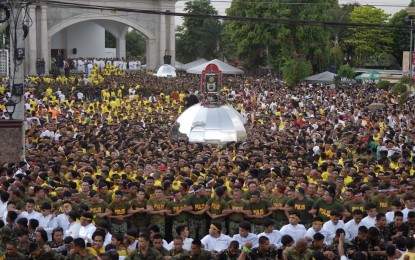 <p><strong>RELIGIOUS FEST.</strong> Police personnel, pilgrims, and devotees join hands during the traditional procession of the Traslacion of the images of the Divino Rostro and Our Lady of Peñafrancia from the Old Shrine to the Naga Metropolitan Cathedral on Friday (Sept. 8, 2023). A total of 2,316 uniformed personnel of the Police Regional Office-5 were deployed to ensure an orderly and peaceful celebration of the Peñafrancia Festival in Naga City. <em>(Photo from the Naga City government's Facebook page)</em></p>