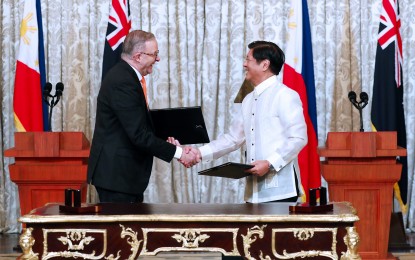 <p><strong>PARTNERSHIP</strong>. President Ferdinand R. Marcos Jr. and Australian Prime Minister Anthony Albanese shake hands after the signing of the Joint Declaration on Strategic Partnership after their bilateral meeting held at the Reception Hall of Malacañan Palace on Sept. 8, 2023. Under the memorandum of understanding, the Philippines and Australia will grant eligible participants from both countries “Work and Holiday” visa, which will permit them to stay and work in the host country for a period of 12 months. <em>(PNA photo by Rey Baniquet) </em></p>
