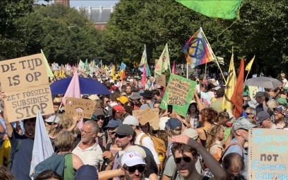 <p>CLIMATE ACTIVISTS.  Thousands of environmental activists stage a rally in the Hague on Saturday (Sept. 9, 2023) demanding an end to the use of fossil fuels.  Around 2,000 were arrested when they put up a roadblock that caused traffic disruptions on connecting routes.  <em>(Anadolu)</em></p>