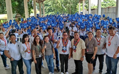 <p><strong>FREE SCHOOL SUPPLIES</strong>. Schoolchildren of the Lusacan Elementary School in Tiaong, Quezon show their new school bags containing school supplies provided by the provincial government on Monday (Sept. 11, 2023). Mayor Vincent Arjay Mea (center, front row) said 27,000 students from kindergarten to senior high school in the province’s first and second districts will receive free school supplies. <em>(PNA photo by Belinda Otordoz)</em></p>