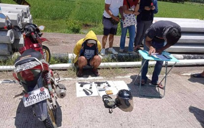 <p><strong>MURDER SUSPECT.</strong> Police arrest a suspected private armed group member in Bayawan City, Negros Oriental on Sunday (Sept. 10, 2023) and seized firearms, ammunition, and suspected shabu. The suspect (wearing a yellow hoodie) is implicated in the death of an event host this year and other previous killings in the province, police said. <em>(Photo courtesy of the Negros Oriental Police Provincial Office)</em></p>