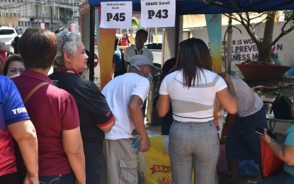 <p><strong>RICE SALE.</strong> Consumers make a beeline to buy premium and well-milled grade rice at lower prices in front of Cagayan de Oro city hall on Monday (Sept. 11, 2023). The lowered prices are in coordination with the Department of Trade and Industry and the city government's price coordinating council.<em> (Photo courtesy of CDO-CIO)</em></p>