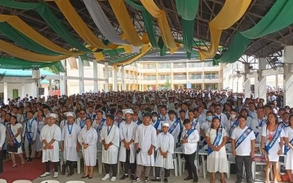 <p><strong>ALTERNATIVE LEARNING</strong>. Over a thousand completers and graduates of the Alternative Learning System (ALS) of the Department of Education (DepEd) join their graduation and moving-up ceremony held at the Iloilo City National High School on Sept. 10, 2023. Iloilo City Schools Division Superintendent Ma. Luz de los Reyes in an interview on Tuesday (Sept. 12), said among the ALS graduates and completers are 158 persons deprived of liberty. <em>(Photo courtesy of Ma. Luz M. de los Reyes)</em></p>