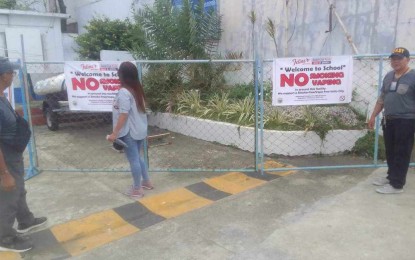 <p><strong>NO SMOKING.</strong> Personnel of the Iloilo City Anti-Smoking Task Force (ICAST) hang streamers to remind the public, especially students, of the city government’s campaign against smoking in this undated photo. ICAST Executive Director Iñigo Garingalao on Tuesday (Sept. 12, 2023) expressed fears that some students might already have been exposed not only to conventional cigarettes but also to vapes. <em>(PNA photo courtesy of ICAST FB page)</em></p>