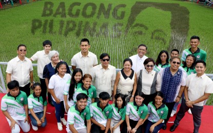 <p><strong>RICE PADDY ART.</strong> President Ferdinand R. Marcos Jr. and First Lady Liza Marcos (center, 2nd row), along with local government officials and students, pose for a photo at the launch of the 2023 Mariano Marcos State University-Philippine Rice Research Institute (MMSU-PhilRice) Rice Paddy Art at the MMSU campus in Batac, Ilocos Norte on Monday (Sept. 11, 2023). The Rice Paddy Art project aims to encourage the youth to pursue agriculture-related careers to help sustain agriculture. <em>(PNA photo by Alfred Frias)</em></p>