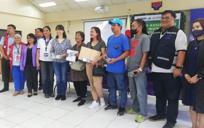 <p><strong>COMPLIANT RETAILERS</strong>. At least 75 micro rice retailers each receive a PHP15,000 cash aid from the government under the sustainable livelihood program-economic relief subsidy (SLP-ERS) at the training center of the Department of Social Welfare and Development (DSWD) in Baguio on Thursday (Sept. 14, 2023). The subsidy was given to help retailers affected by the price cap on well-milled and regular milled rice. <em>(PNA photo by Liza T. Agoot)</em></p>