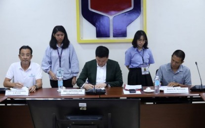 <p><strong>FIGHT AGAINST HUNGER.</strong> Department of Social Welfare and Development Secretary Rex Gatchalian (center), Manila Water Foundation, Inc. President and Chief Executive Officer Jose Victor Emmanuel A. de Dios (left) and Gawad Kalinga Foundation executive director Danilo R. Bercasio (right) sign a memorandum of understanding at the DSWD Central Office in Quezon City on Thursday (September 14, 2023) to strengthen the implementation of the Philippine Multi-sectoral Nutrition Project. The PMNP is a holistic project that aims to harmonize the delivery of multi-sectoral interventions to reduce stunting of children in targeted localities around the country. <em>(Photo courtesy of DSWD)</em></p>