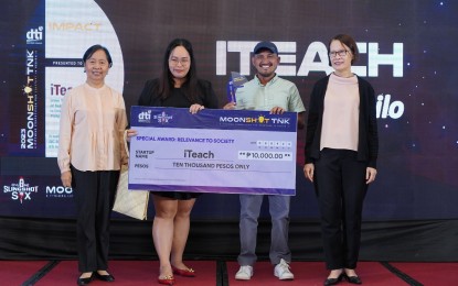 <p><strong>LEARNING SUPPLEMENT.</strong><em> i</em>Teach chief executive Jarrah Brillantes and advocacy manager Ariel Lastica (2nd and 3rd from left) receive the Best Impact Award for their portable educational toolkit (PET) during the 2023 Moonshot TNK Pitching Competition of the Department of Trade and Industry on Sept. 8. PET is a self-paced tech-based, multi-intelligence learning material for children in remote communities. <em>(Photo courtesy of DTI Region VI)</em></p>
<p><span data-preserver-spaces="true"><strong> </strong></span></p>
<p> </p>