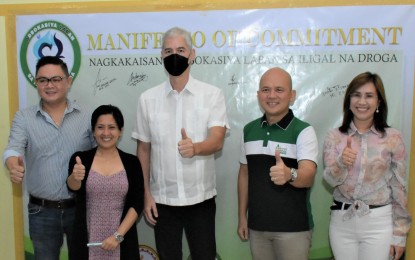 <p><strong>COMMITMENT</strong>. Negros Occidental Governor Eugenio Jose Lacson (center) and PDEA-Western Visayas Assistant Regional Director Marjorie Ballesteros (2nd from left) affirm their commitment to the Adbokasiya Laban sa Iligal nga Droga campaign through a memorandum of understanding signed in rites held during the Training of Trainers at Mambukal Convention Hall in Murcia town on Thursday (Sept. 14, 2023). They were joined by (from left) Don Salvador Benedicto Mayor Laurence Marxlen Dela Cruz, Provincial Administrator Rayfrando Diaz II and DILG Provincial Director Teodora Sumagaysay. (<em>Photo courtesy of PIO Negros Occidental</em>)</p>