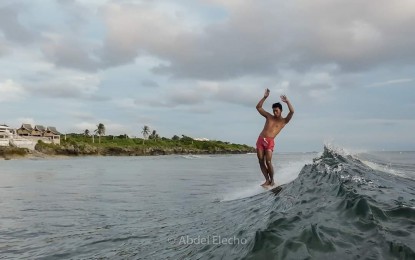 <p><strong>SURFING.</strong> A surfer in Calicoan Island, Guiuan, Eastern Samar shows his moves in this Thursday (Sept. 14, 2023) photo. All is set for the 2nd leg of the 2023 NextGen Pilipinas Surfing National Tour, in Guiuan, Eastern Samar, which will begin tomorrow Sept. 15.<em> (Photo courtesy of Abdel Elecho)</em></p>