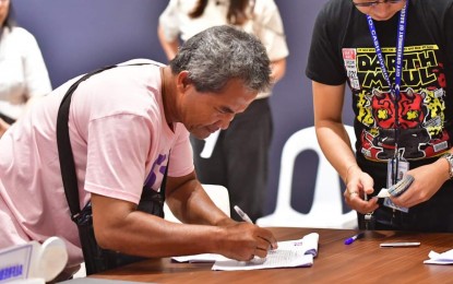 <p><strong>FUEL AID</strong>. A tricycle-for-hire driver in Bacolod City receives a PHP1,000 cash aid from the city government on Wednesday (Sept. 13, 2023). The one-time fuel assistance is being distributed to qualified members of tricycle operators and drivers associations under City Ordinance 1003 or the “Fuel Subsidy Program Ordinance.” <em>(Photo courtesy of Bacolod City PIO)</em></p>