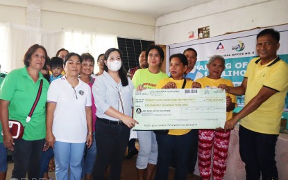 Farmers from 3 Bicol provinces get P1.7-M livelihood aid from DOLE
