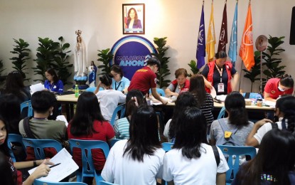 <p><strong>READING TUTORS.</strong> Second to fourth-year college student-beneficiaries of the Department of Social Welfare and Development's (DSWD) Tara, Basa! Tutoring Program receive cash-for-work at the City of Malabon University on Thursday (Sept. 14, 2023). The tutoring program is the reformatted educational assistance of the DSWD that offers short-term work and learning opportunities for college students belonging to low-income families. <em>(Photo courtesy of DSWD)</em></p>