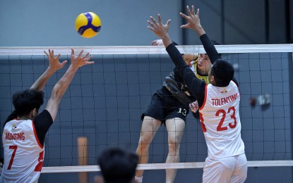 <p><strong>UNSTOPPABLE.</strong> University of Santo Tomas outside hitter Josh Ybañez (center) scores off San Beda University's Arnel Tolentino (No. 23) and Grek Alener Munsing during the 2023 V-League Men's Collegiate Challenge at Paco Arena in Manila on Friday (Sept. 15, 2023). Ybañez led UST to a 25-19, 25-17, 25-23 win with 17 kills and one service ace.<em> (Photo courtesy of V-League)</em></p>