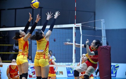 <p><strong>TOP PERFORMER</strong>. Mapua University outside hitter Roxie dela Cruz (right) scores against two San Sebastian College-Recoletos defenders during the 2023 V-League Collegiate Challenge at Paco Arena in Manila on Sunday (Sept 17, 2023). Mapua defeated winless San Sebastian in three sets, 25-15, 25-22, 25-22, to end its campaign with a 2-7 win-loss record. <em>(Photo courtesy of V-League)</em></p>