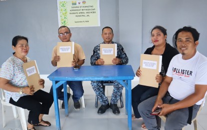 <p><strong>FOOD FOR INMATES</strong>. An official (center) of the Bureau of Jail Management and Penology (BJMP) in Mobo, Masbate and representatives of three agrarian reform beneficiary organizations (ARBOs) show their marketing agreement signed on Sept. 8, 2023. The ARBOs will provide food and vegetables to persons deprived of liberty under the Partnership Against Hunger and Poverty Program. <em>(Photo courtesy of DAR-Bicol)</em></p>