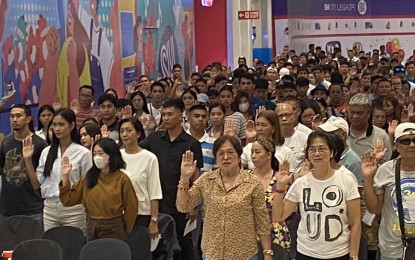 <p><strong>INTEGRITY PLEDGE</strong>. More than 500 candidates for the Barangay and Sangguniang Kabataan Elections in Legazpi City pledge their commitment to uphold peace during a peace covenant signing and candidates’ forum at SM City Legazpi, Albay province on Monday (Sept.18, 2023). Legazpi City has a total of 2,704 candidates from the 70 villages. <em>(PNA photo by Connie Calipay)</em></p>