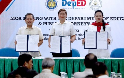<p><strong>TEACHERS’ PROTECTION</strong>. Commission on Elections Chairperson George Erwin Garcia, Vice President and Education Secretary Sara Z. Duterte and Public Attorney's Office chief Persida Acosta (from left) hold their copies of the signed memorandum of agreement on peaceful and orderly elections on Monday (Sept. 18, 2023). The agreement ensures the protection of teachers for the Oct. 30 Barangay and Sangguniang Kabataan Elections as well as the provision for free legal assistance. <em>(PNA photo by Yancy Lim)</em></p>