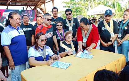 <p><strong>SURFING FOR GRADES.</strong> Mayor Sol Matugas (seated 2nd left) of Siargao Island's General Luna town, together with Karen Rivas Lasala-Galanida (seated left), division superintendent of the Department of Education in Siargao Island, sign an agreement on Sunday (Sept. 17, 2023) for the implementation of the Alternative Learning System for surfers. The signing was witnessed by Surigao del Norte 1st District Rep. Francisco Jose Matugas II (standing, 2nd left) and former Gov. Francisco Matugas (2nd right). <em>(Photo courtesy of Wilbert Ga)</em></p>