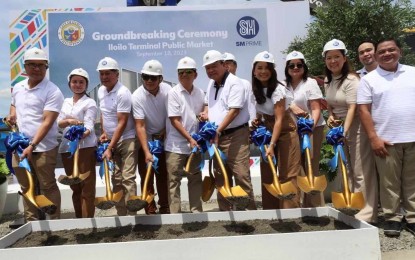 <p><strong>GROUNDBREAKING</strong>. Officials of the Iloilo City government led by Mayor Jerry Treñas (sixth from left) and representatives from SM City during the capsule-laying and groundbreaking ceremony for the Iloilo Terminal Market on Monday (Sept. 18, 2023). The city government has embarked on the redevelopment of its two major markets through a public private partnership with SM Prime Holdings, Inc. <em>(PNA photo courtesy of Arnold Almacen/City Mayor’s Office)</em></p>