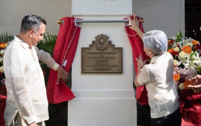 <p><strong>IMPORTANT CULTURAL PROPERTY</strong>. Manila Mayor Honey Lacuna (right) unveils the city hall marker of “Mahalagang Yamang Pangkalinangan” (Important Cultural Property) with National Museum of the Philippines Director General Jeremy Barns on Monday (Sept. 18, 2023). Lacuna said the recognition highlights the city hall's representation of the Filipinos' rich culture and heritage. <em>(Photo courtesy of Manila-PIO)</em></p>