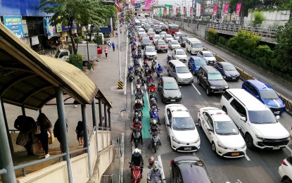 <p><strong>SHARED LANE.</strong> Motorcycle riders occupy the designated lane for bikers on EDSA's northbound lane in Guadalupe, Makati City in this September 2023 photo. The Department of Transportation and Metro Manila Development Authority are mulling the idea of a side-by-side motorcycle and bicycle lanes. <em>(PNA file photo by Ben Briones)</em></p>
