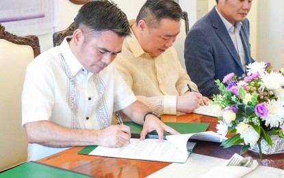 <p><strong>SOLAR POWER</strong>. Davao Oriental Governor Niño Sotero Uy, Jr. (left) and representatives of power generation firm Dy Green Energy sign a memorandum of agreement on Sept. 16, 2023 in Mati City for the development of a 50-megawatt Solar Power Generation Plant. The project is set to start once land acquisition, permits, and licenses to operate are completed.<em> (Photo courtesy of DavOr PIO)</em></p>