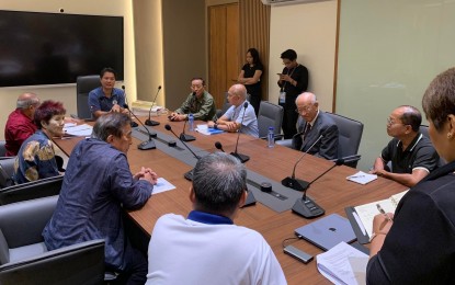 <p><strong>COOPERATION.</strong> Bacolod City Mayor Alfredo Abelardo Benitez (center) leads the meeting with the delegation from Tahara City, Japan, headed by Yasuo Matsumoto and Sugiura Fujiko at the Government Center on Tuesday (Sept. 19, 2023). “They came here proposing to become a sister city. They are looking for additional collaborations,” he said. (<em>Photo courtesy of Bacolod City PIO)</em></p>
<p> </p>