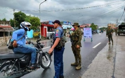 <p> </p>
<p><strong>SOLDIERS READY</strong>. Soldiers assist members of the Philippine National Police (PNP) manning Comelec checkpoints in Negros Oriental in this undated photo. Viscom commander, Lt. Gen. Benedict Arevalo, in a statement on Tuesday (Sept. 19, 2023), said their over 1,000-strong AFP personnel are ready to support the election body and the PNP in ensuring peace and security in Negros Oriental as the Barangay and SK elections in the province will push. (<em>Photo courtesy of Viscom PIO</em>)</p>