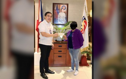 <p><strong>WINNER. </strong>A woman from Cavite claims half of the PHP31.7 million jackpot of the Aug. 15 Super Lotto 6/49 draw. The winner vouched for the authenticity and integrity of PCSO’s games when she collected her prize and even encouraged the future patrons of lotto and other gaming products of the agency. <em>(Photo courtesy of PCSO)</em></p>