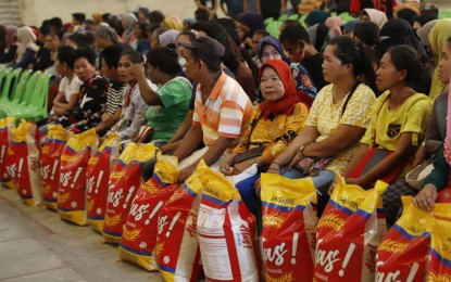 <p><strong>GOV’T ASSISTANCE.</strong> Registered beneficiaries of the Pantawid Pamilyang Pilipino Program, a conditional cash transfer scheme for the poorest of the poor sector, receive free sacks of imported rice at the National Food Authority warehouse in Zamboanga City on Tuesday (Sept. 19, 2023). President Ferdinand R. Marcos Jr. led the distribution of about 1,500 sacks, which were among the 42,180 sacks confiscated by the Bureau of Customs during a raid in Barangay San Jose Gusu. <em>(PNA photo by Alfred Frias)</em></p>