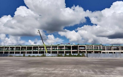 <p><strong>ONGOING.</strong> The Tacloban Airport passenger terminal building (PTB) is under construction in this Sept. 20, 2023 photo. The PTB is 57.13 percent complete as of Sept. 25 and its completion date was moved to March 2024. <em>(PNA photo by Sarwell Meniano)</em></p>