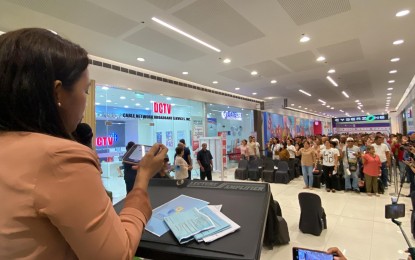 <p><strong>INTEGRITY PLEDGE</strong>. Legazpi election officer, lawyer Connie Del Castillo leads more than 500 candidates for the Barangay and Sangguniang Kabataan Elections as they pledge their commitment to uphold law and order during a peace covenant signing and candidates’ forum at SM City Legazpi, Albay province on Monday (Sept.18, 2023). Legazpi City has a total of 2,704 candidates from its 70 villages. <em>(PNA photo by Connie Calipay)</em></p>