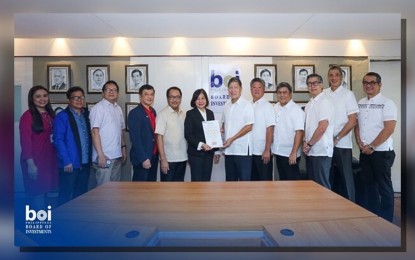 <p><strong>GREEN LANE.</strong> Board of Investments Governor Marjorie Ramos-Samaniego (6th from left) awards the Certificate of Endorsement to SteelAsia Chairman and CEO Benjamin Yao (6th from right) in a brief ceremony at the BOI Main Office in Makati City on Sept. 15, 2023. The certification allows for the swift processing and issuance of permits and licenses for SteelAsia’s PHP19.3 billion steel mill project in Lemery, Batangas.<em> (Photo courtesy of BOI)</em></p>