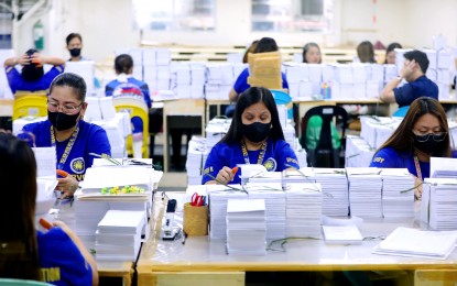 <p><strong>FOR DISCARDING</strong>. Commission on Elections personnel check the official manual ballots and other election paraphernalia for the Barangay and Sangguniang Kabataan Elections (BSKE), at the National Printing Office (NPO) in Quezon City on Sept. 21, 2023. The poll body on Tuesday (Nov. 28) said it will destroy close to 4 million election forms, including official ballots from the just concluded Barangay and Sangguniang Kabataan Elections (BSKE) to prevent its unlawful use. <em>(PNA file photo by Joey O. Razon)</em></p>