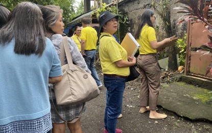 <p><strong>RACE CAMPAIGN.</strong> Social Security System (SSS) officials visit an establishment during the Relief Afforded to Challenged Employers (RACE) campaign in Camalig, Albay on Friday (Sept. 22, 2023). A total of PHP10.5 million in unpaid contributions were collected from 168 delinquent employers in the Bicol Region in almost two years of implementation of the RACE campaign. <em>(PNA photo by Connie Calipay)</em></p>