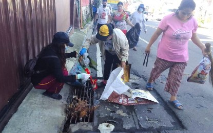 <p><strong>CLEANUP DRIVE.</strong> Officials of Barangay Loakan Proper initiate a cleanup drive in this September 2022 file photo. The city government has called on residents to manage their garbage and help reduce the volume of waste to save on government funds. <em>(Photo courtesy of Baguio-PIO Facebook)</em></p>
<p> </p>