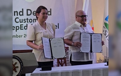 <p><strong>EFFICIENT SERVICE DELIVERY</strong>. Vice President and concurrent Department of Education (DepEd) Secretary Sara Z. Duterte (left) and Government Service Insurance System (GSIS) President and General Manager Wick Veloso hold the Memorandum of Agreement they signed on Monday (Sept. 25, 2023). The agreement aims to provide effective service delivery through streamlined procedures to DepEd personnel in all GSIS offices. <em>(PNA photo by Wilnard Bacelonia)</em></p>