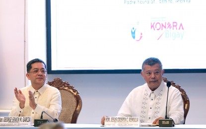 <p><strong>JOINT FORCE.</strong> Commission on Elections Chairperson George Erwin Garcia (left) and Department of Justice Secretary Jesus Crispin Remulla sign an agreement to go after vote-buyers in the Barangay and Sangguniang Kabataan Elections at the DOJ office in Manila on Monday (Sept. 25, 2023). Remulla said prosecutors nationwide will be on duty to accept complaints on Oct. 30, election day. <em>(PNA photo by Yancy Lim)</em></p>