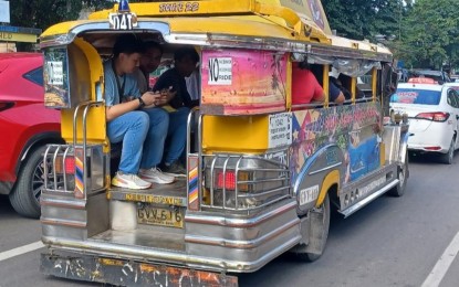 <p><strong>NO HARASSMENT.</strong> A traditional jeepney plying the uptown Cebu City route. LTFRB-7 Regional Director Eduardo Montealto Jr. on Monday (Sept. 25, 2023) said drivers and passengers of public utility vehicles can now report to his office any forms of harassment such as swearing, catcalling, wolf-whistling, and other misogynistic, transphobic, homophobic, or sexist remarks. <em>(PNA file photo by John Rey Saavedra)</em></p>
