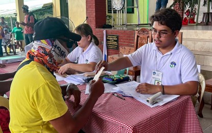 <p><strong>HOUSING AID.</strong> A resident of Laoag City, Ilocos Norte receives housing assistance from the National Housing Authority on Sept. 11, 2023. The NHA continued the distribution of housing aid to 309 recipients on Monday (Sept. 25). <em>(Photo courtesy of NHA)</em></p>
<p> </p>
<p> </p>